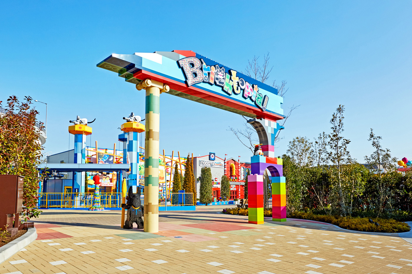 ▲ Bricktopia - 旅轉木馬、咖啡杯、觀景塔等設施及機動遊戲，更可自製LEGO賽車及參加比賽。