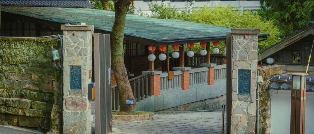 隱身於北投公園末端的大樹裡,梅庭是一棟建於1930年代末期的日洋式溫泉別莊,融合日式木架構與西式設計,擁有歷史文化與藝術氛圍,展現北投溫泉區的獨特魅力。