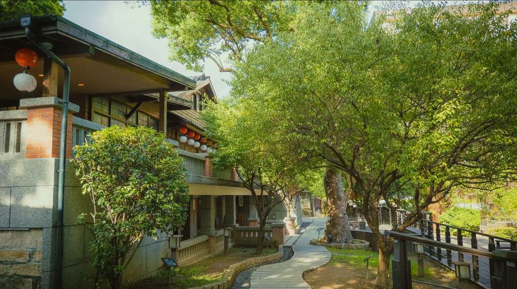 隱身於北投公園末端的大樹裡,梅庭是一棟建於1930年代末期的日洋式溫泉別莊,融合日式木架構與西式設計,擁有歷史文化與藝術氛圍,展現北投溫泉區的獨特魅力。