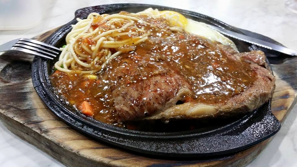 冰雪冷飲部有別於一般的冰品店，也有販售排餐或麵食，是羅東人共同的宵夜回憶，來到宜蘭羅東旅遊必吃的甜品