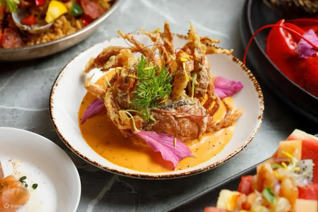 精選美食推介包括鱈場蟹、瀨尿蝦、麵包蟹、加拿大青口、油甘魚、法國海龍皇湯、意大利式炸海鮮、新加坡梭子蟹等,還有燒肉眼、蜜餞金蠔及北京片皮鴨,佳餚海鮮一應俱全。