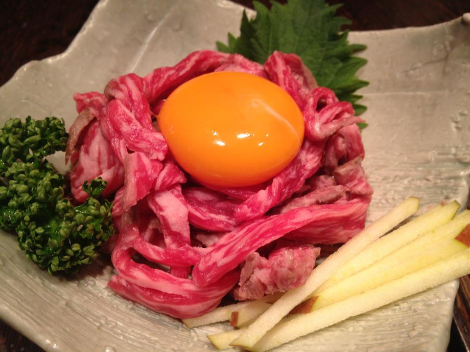 焼肉萬野ホルモン舗 生拌和牛(和牛スレンド 880円)