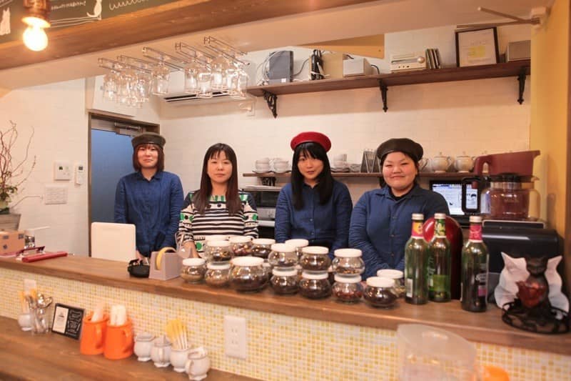 ☕ 貓咪咖啡廳：甜點與公益的完美結合