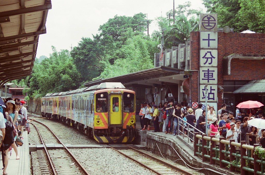 台灣好行木柵平溪線 台灣好行 木柵平溪線 十分 平溪 十分一日遊 平溪一日遊 十分景點 平溪景點 十分必到 平溪必到 十分必吃 平溪必吃 深坑老街 豆腐娘 金大鼎串烤香豆腐 大樹下串燒臭豆腐 大胖子豆腐冰淇淋 阿珠芋圓 LazyDog Cafe 伸懶腰 十分車站 十分瀑布 靜安吊橋 平溪天燈 平溪天燈節