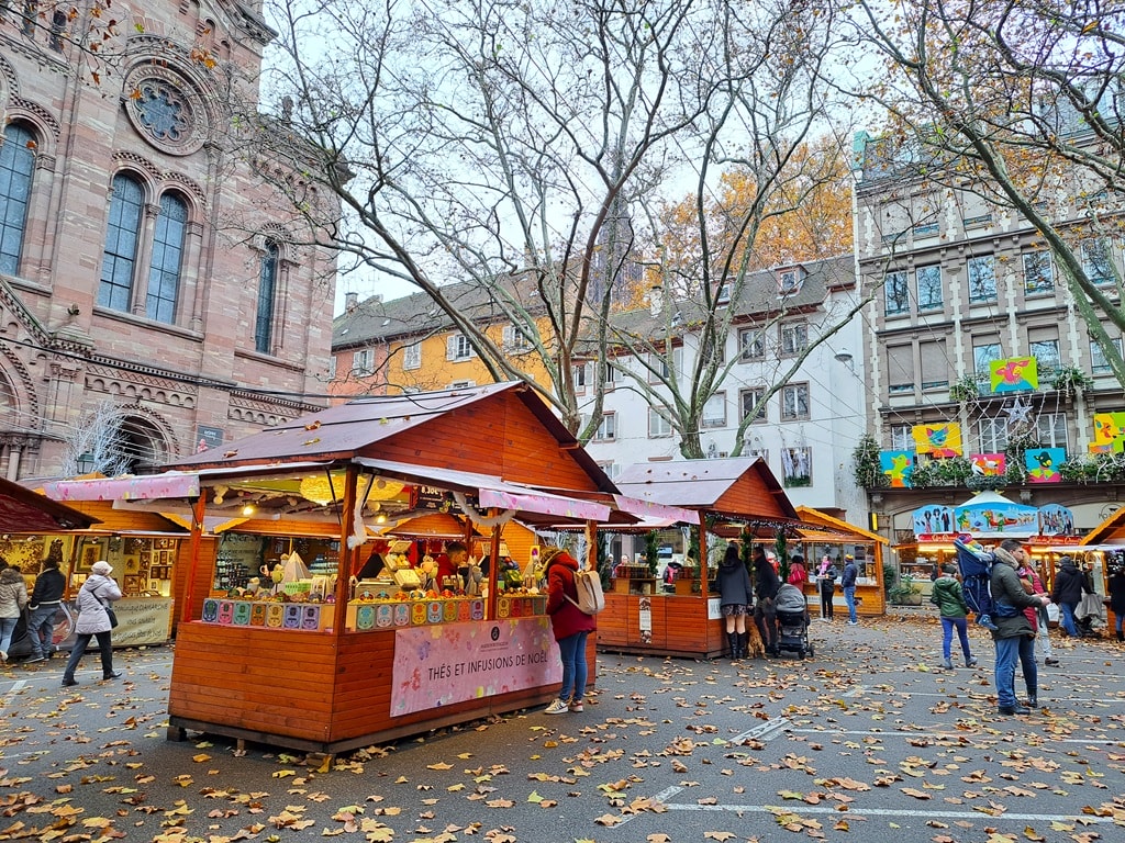 位於法國史特拉斯堡舊城區的聖誕市集(Christkindelsmärik),以1570年起舉辦的悠久歷史聞名,分佈於多個小型市集,法式浪漫燈飾與傳統氛圍交織,宛如童話世界。