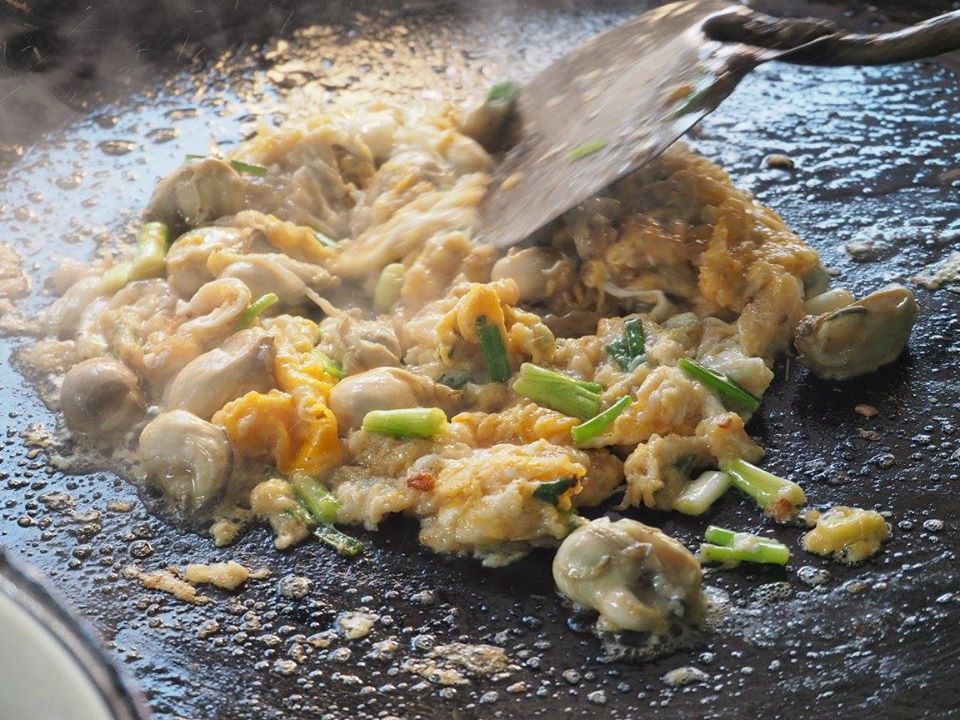 Nai Mong Hoi Thod 泰式蠔餅 曼谷唐人街必吃美食推薦 前往曼谷的唐人街的交通方法可以搭BTS轉交通船往唐人街或搭MRT