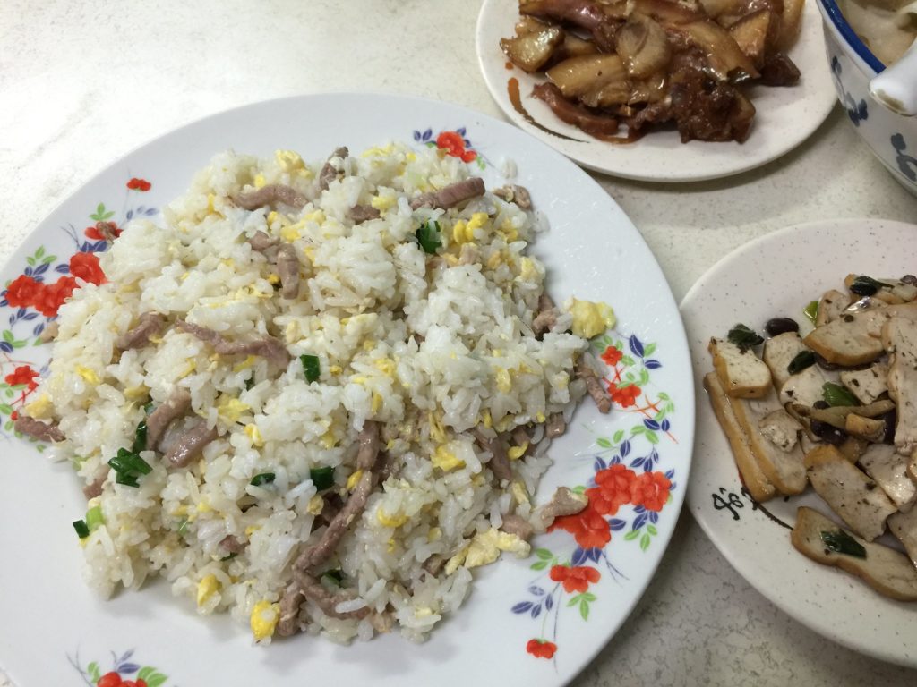 位於麗水街的小店小茅屋是台北第三名的超好吃炒飯，每天都吸引不少饕客前來朝聖永康街最受歡迎的美食小店