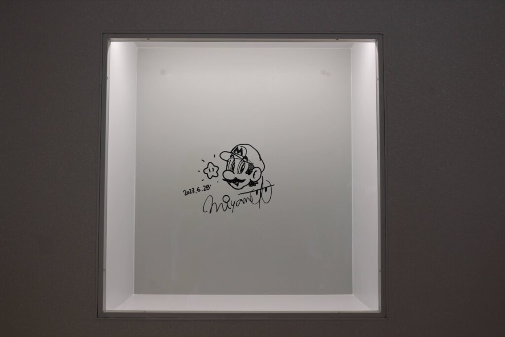 任天堂博物館內奇諾比奧角色展區，旁邊展示有宮本茂的親筆簽名