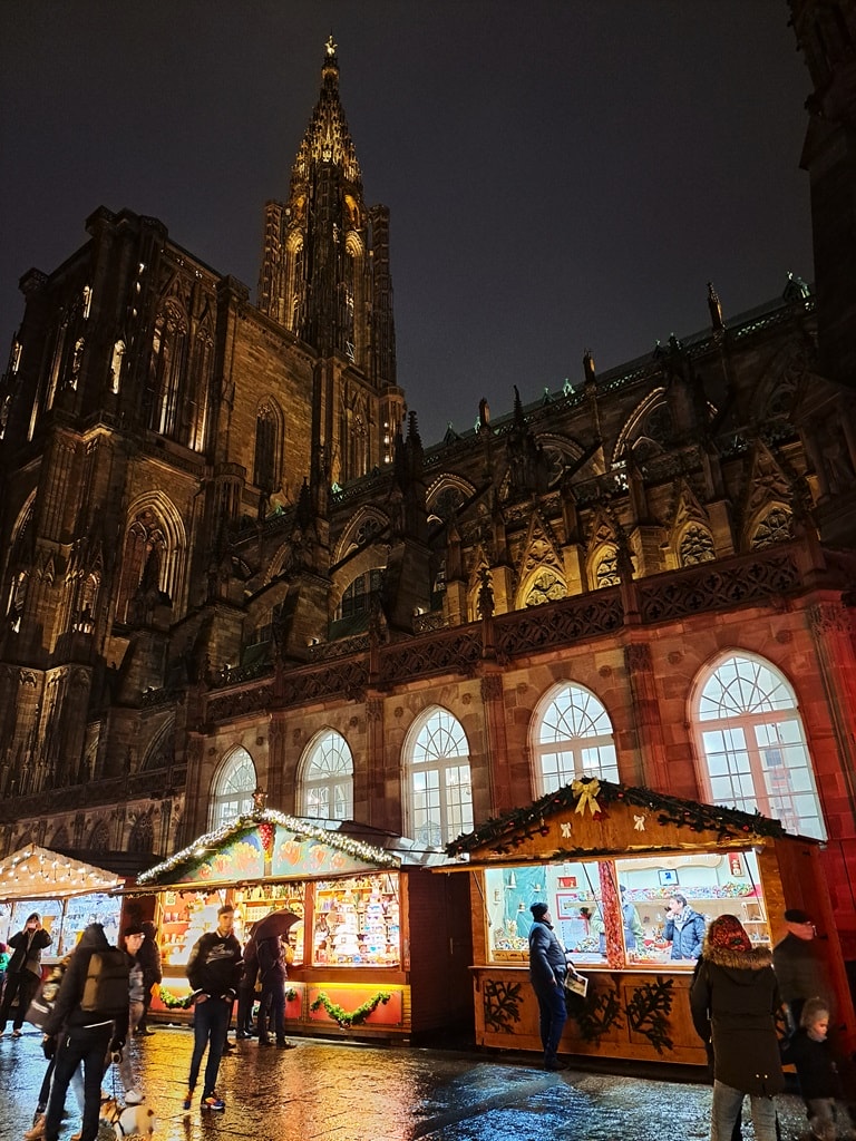 位於法國史特拉斯堡舊城區的聖誕市集(Christkindelsmärik),以1570年起舉辦的悠久歷史聞名,分佈於多個小型市集,法式浪漫燈飾與傳統氛圍交織,宛如童話世界。