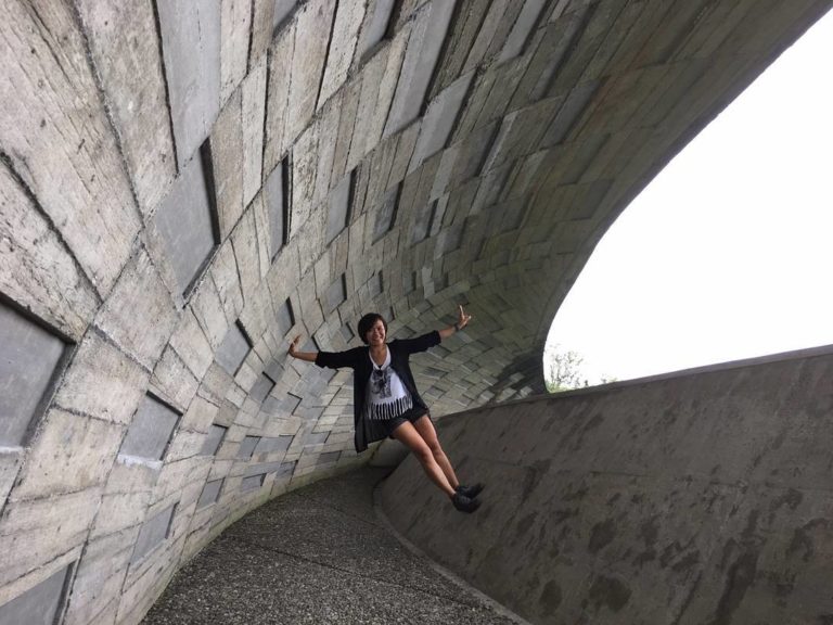 櫻花陵園・渭水之丘是必去宜蘭礁溪景點之一，櫻花陵園的納骨塔由黃聲遠建築師所設計，造型獨特成了著名的礁溪IG打卡景點