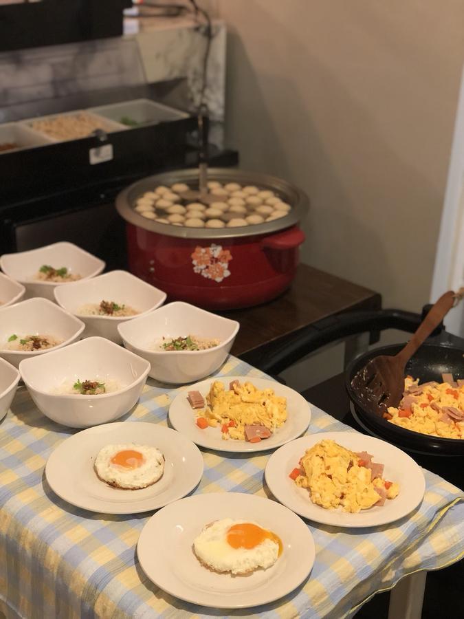 一個人遊曼谷住宿推介：金農豪華青年旅舍，早餐也非常豐盛，有提供泰式河粉湯及其他不同的西式料理，甚至還吃到飽的山竹呢！