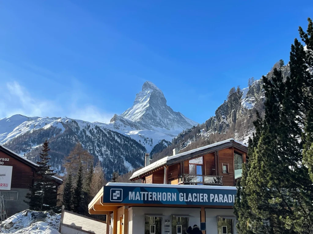 策馬特(Zermatt Ski Area) 雪場有三個頂點,分別為 Rothorn (3103m)、Gornergrat (3089m) 和 Matterhorn Glacier Paradise (3883m)。