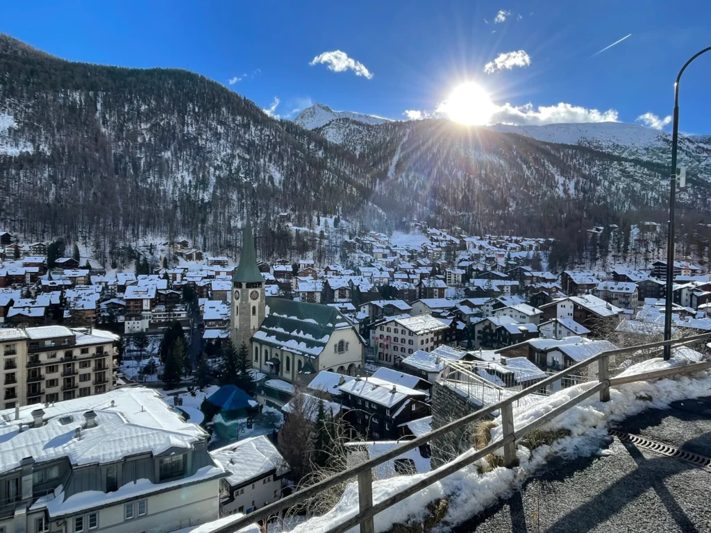 瑞士策馬特Zermatt 滑雪場 - 微俯瞰策馬特小鎮