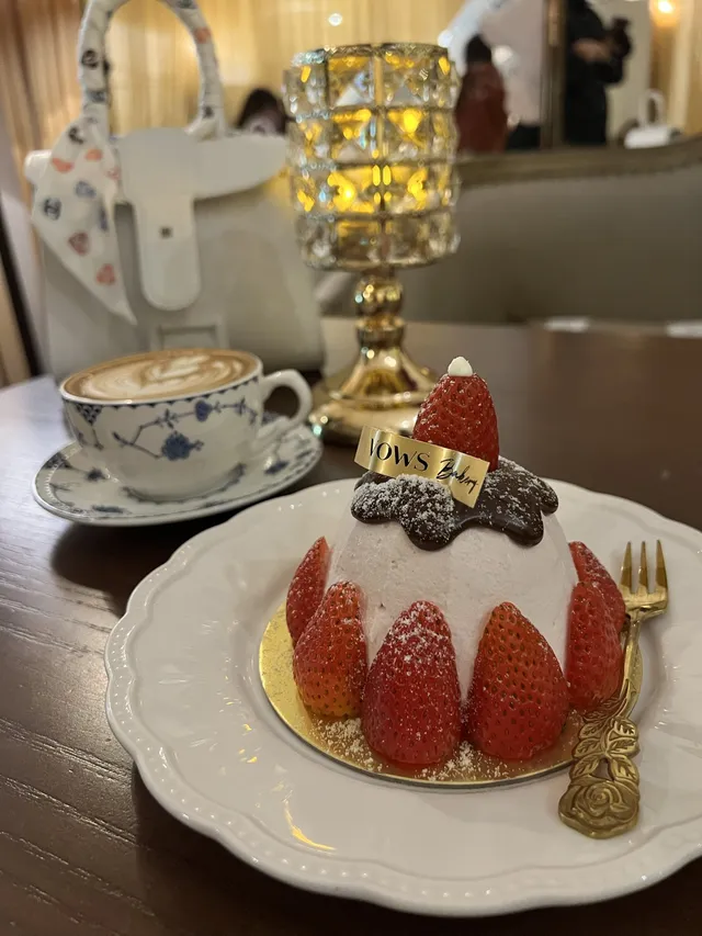 草莓開心果蛋糕搭配 Flat White 聖誕限定組合。