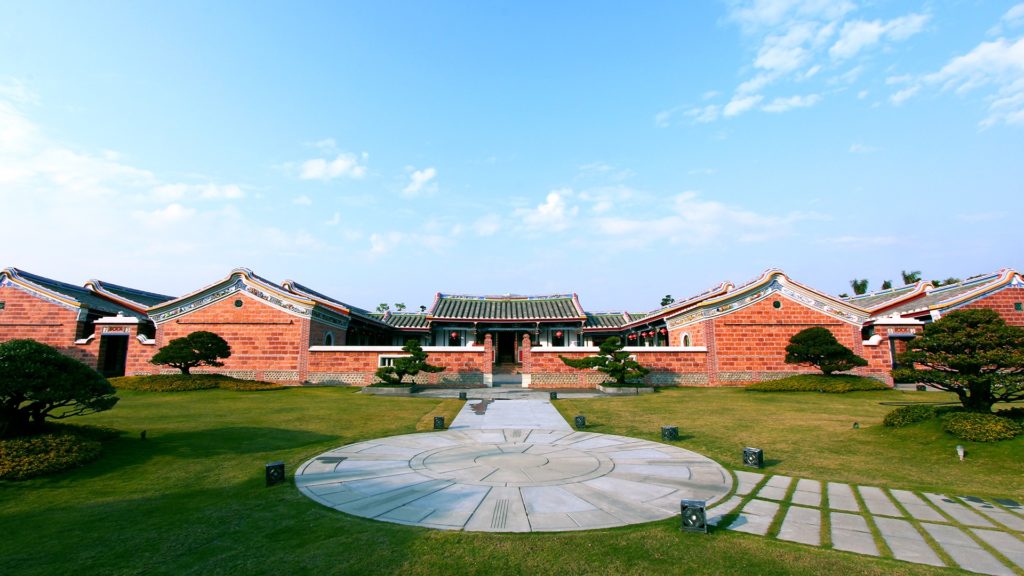 彰化打卡景點成美文化園公堂園內擁有百年古厝「成美公堂」及匠心獨具的「和園」承襲歷代名園技法，台灣庭園工藝的典範