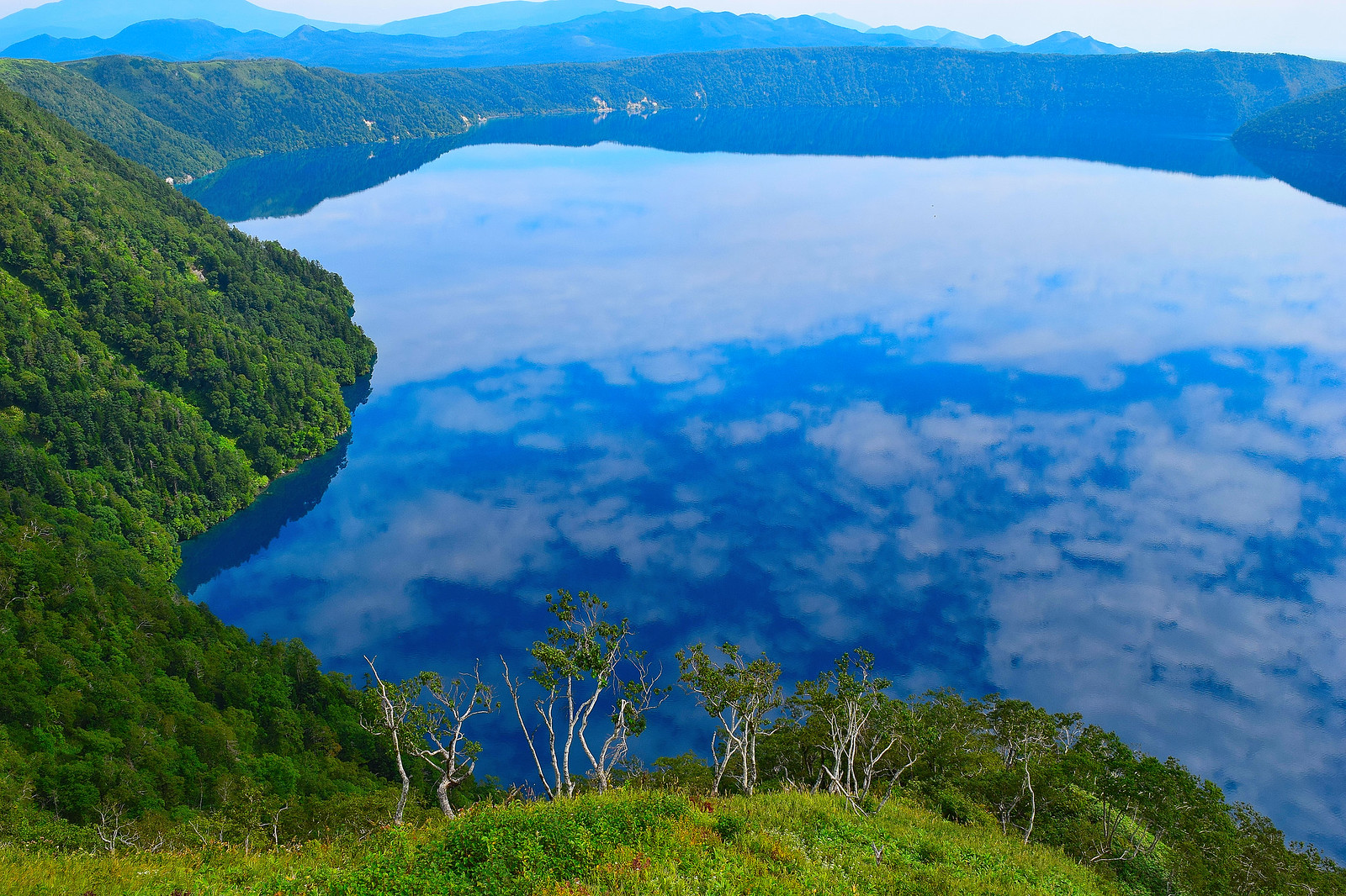 摩周湖第三展望台看出去的景色｜北海道 Hokkaido 北海道自由行 北海道行程 北海道景點 北海道道東景點 北海道道東行程 道東三湖 阿寒湖 Lake Akan 摩周湖 Lake Mashu 屈斜路湖 Lake Kussharo