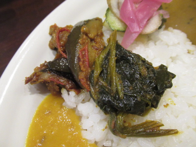 東京必食咖喱飯 千代田神田咖喱飯 滴桃之實 配料的漬菜也不潦草，用香辛料炒過，正宗印度口味