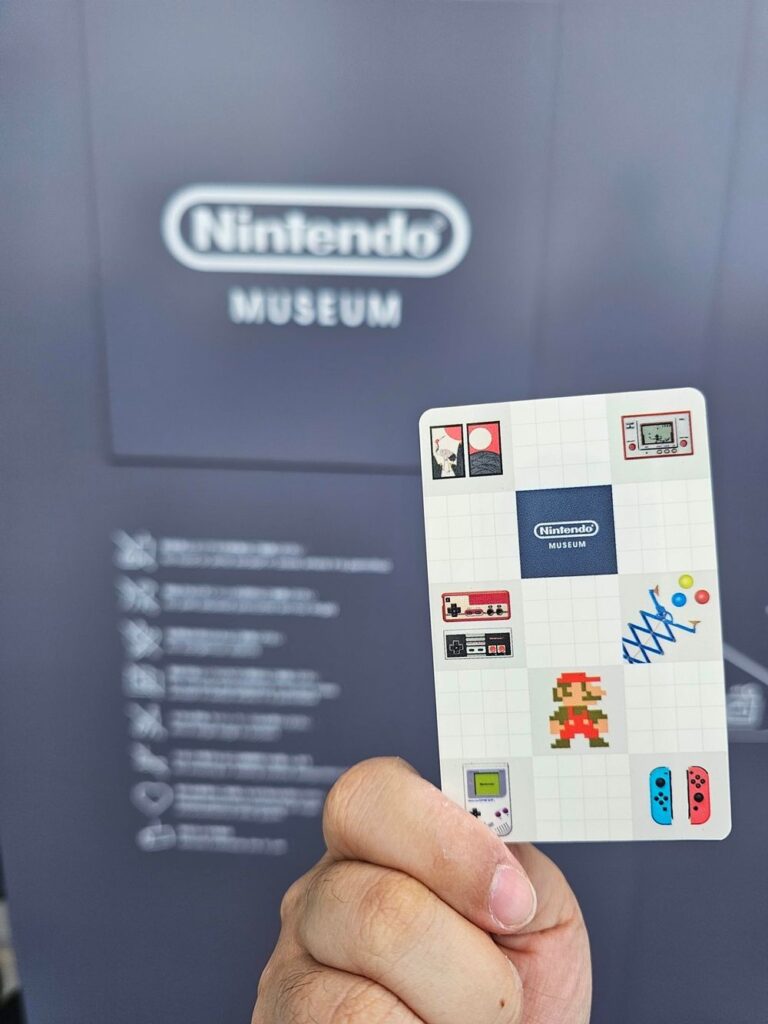 任天堂博物館入館證背面展示統一設計，包括博物館標誌及簡單圖案