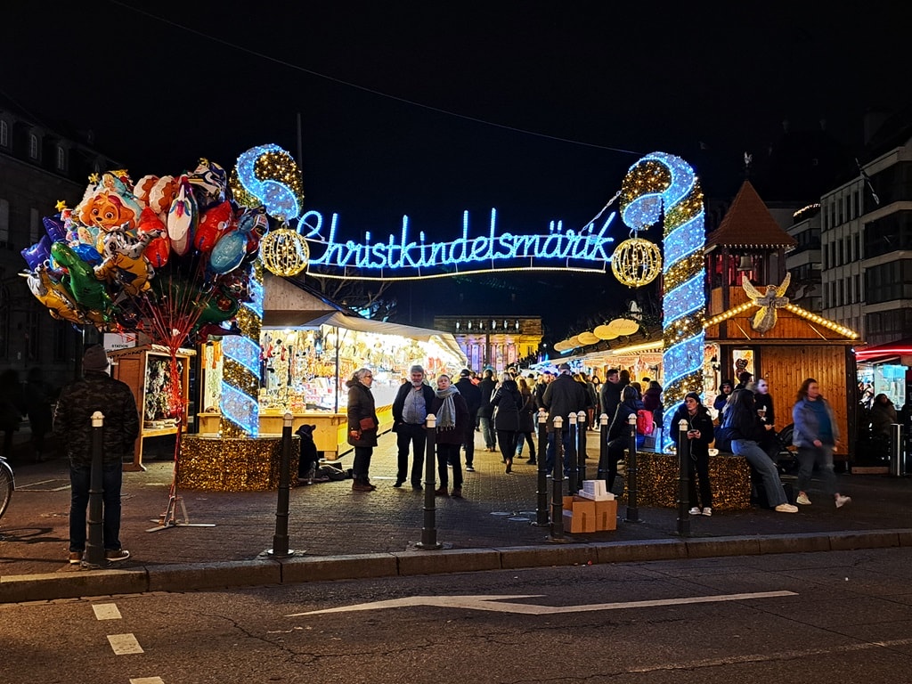 位於法國史特拉斯堡舊城區的聖誕市集(Christkindelsmärik),以1570年起舉辦的悠久歷史聞名,分佈於多個小型市集,法式浪漫燈飾與傳統氛圍交織,宛如童話世界。