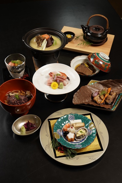 特選當令食材的日本會席料理,展現四季美學;在日勝生加賀屋享用精緻佳餚,邊品味北投公園綠意景緻,悠然自得。