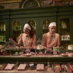 甜品櫃檯和穿復古制服的店員｜Sretsis Parlour 泰國曼谷Cafe 曼谷網紅Cafe 曼谷打卡Cafe 納尼亞傳奇 獨角獸拉花咖啡 Central Embassy BTS PloenChit 站