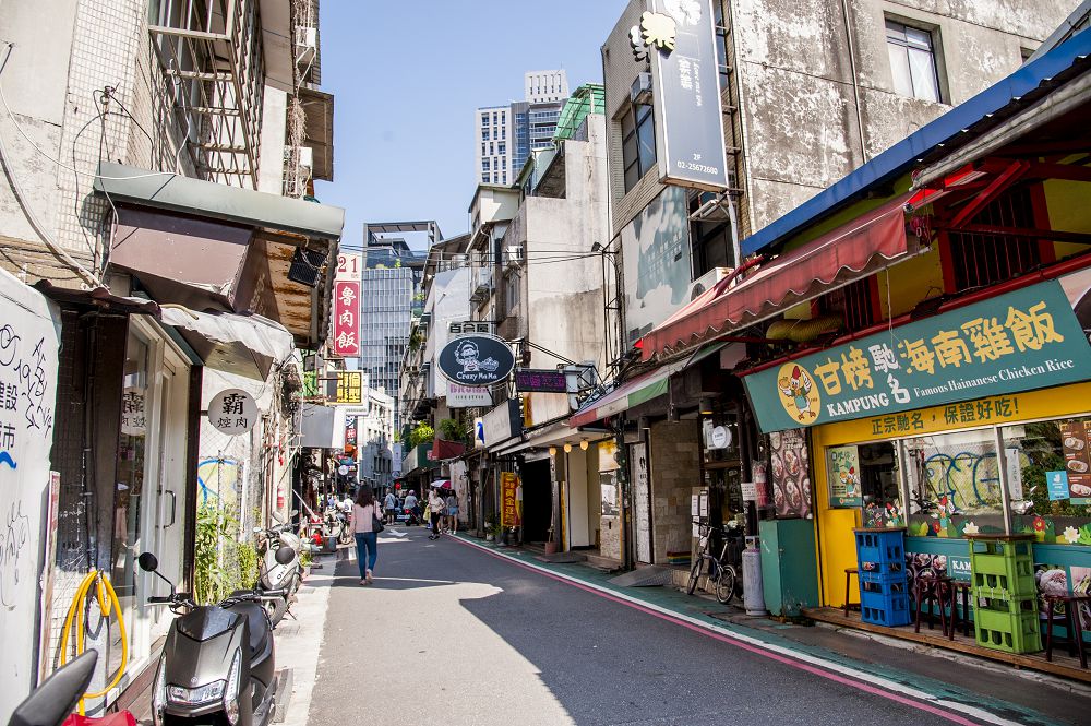 台北購物好去處在中山商圈，以捷運中山站為出發點，時尚的異國風情將購物環境營造出精緻的氛圍，