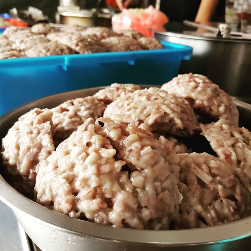 鹿港必吃美食推薦楊州肉圓芋丸是芋頭包豬肉，可沾醬吃乾的也可加大骨湯吃湯的。50年來都只賣這三種餐點，但一吃圈粉