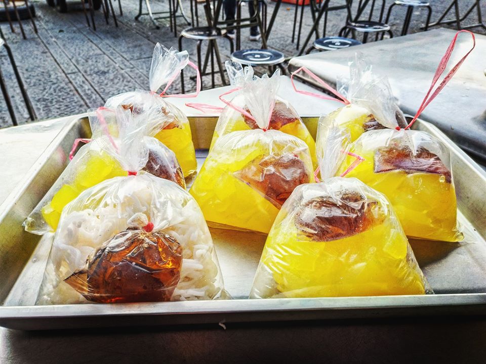 鹿港必吃美食推薦鹿港發記粉粿冰，除了粉粿冰，外帶乾粉粿、乾米苔目，佐香甜醬汁，便是健康美味的古早味點心