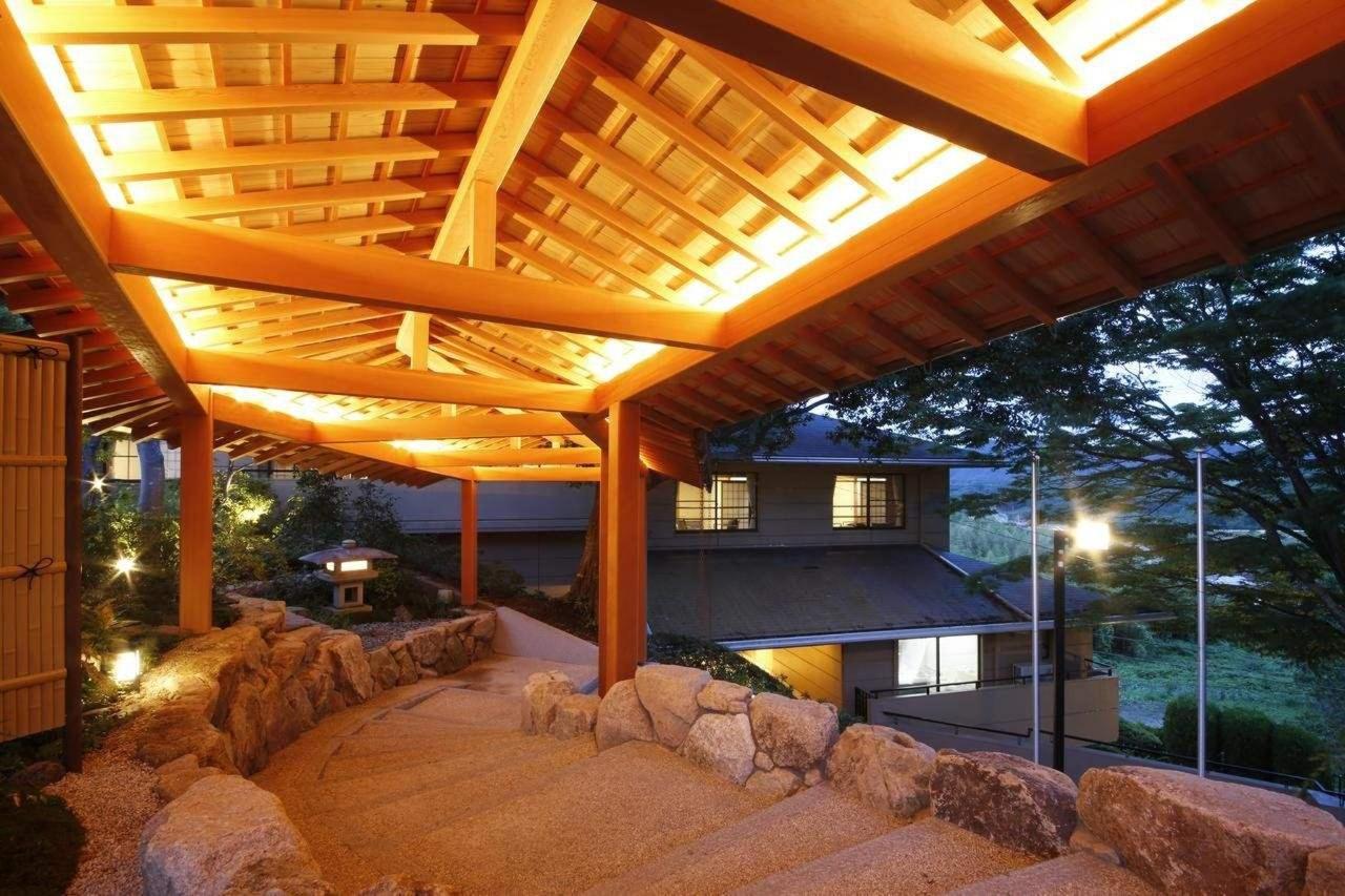 旅館外觀：從入口的階梯往下走，才到達旅館正門｜有馬溫泉SPA TERRACE 紫翠（Shisui｜スパ テラス 紫翠）有馬溫泉 有馬溫泉旅館 有馬溫泉酒店 有馬溫泉飯店 有馬天然溫泉 Arima Onsen 有馬温泉
