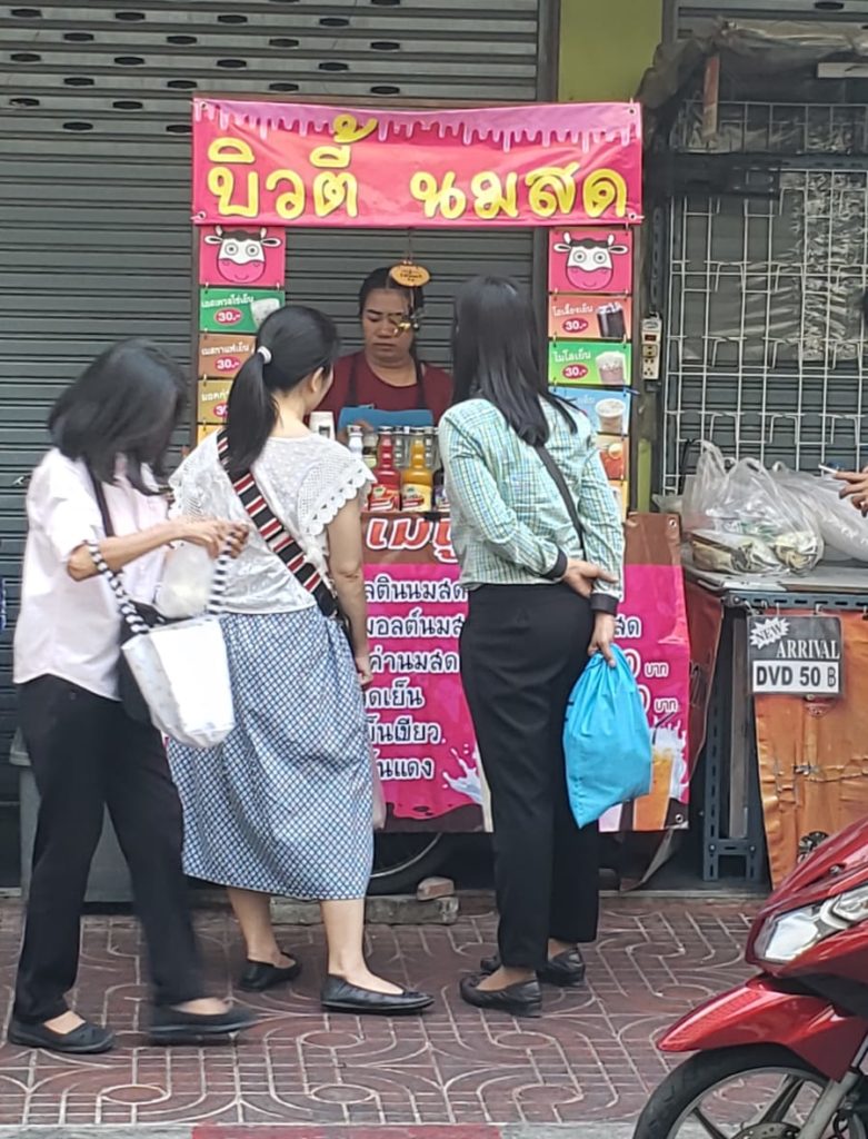 曼谷早餐 曼谷美食 曼谷必食 曼谷必吃 曼谷街頭的手調飲料攤販 泰式奶茶