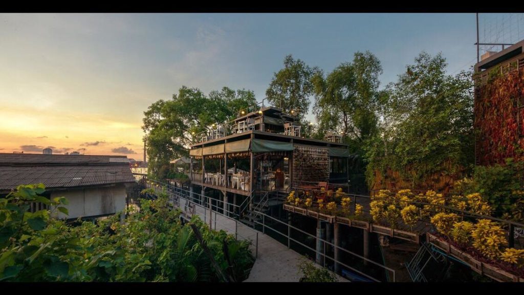曼谷樹屋餐廳景色和造景同樣美觀，即使一個人用餐也可以好好享受曼谷美食