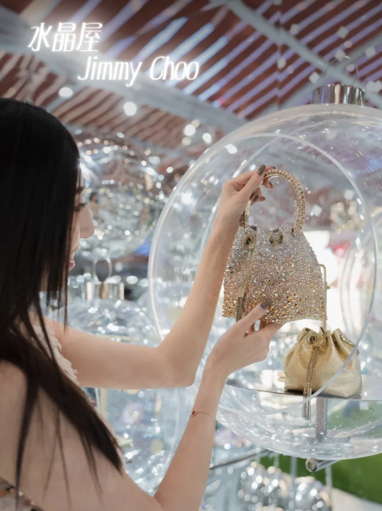 銀河「喜悅小鎮」水晶屋與Jimmy Choo展示