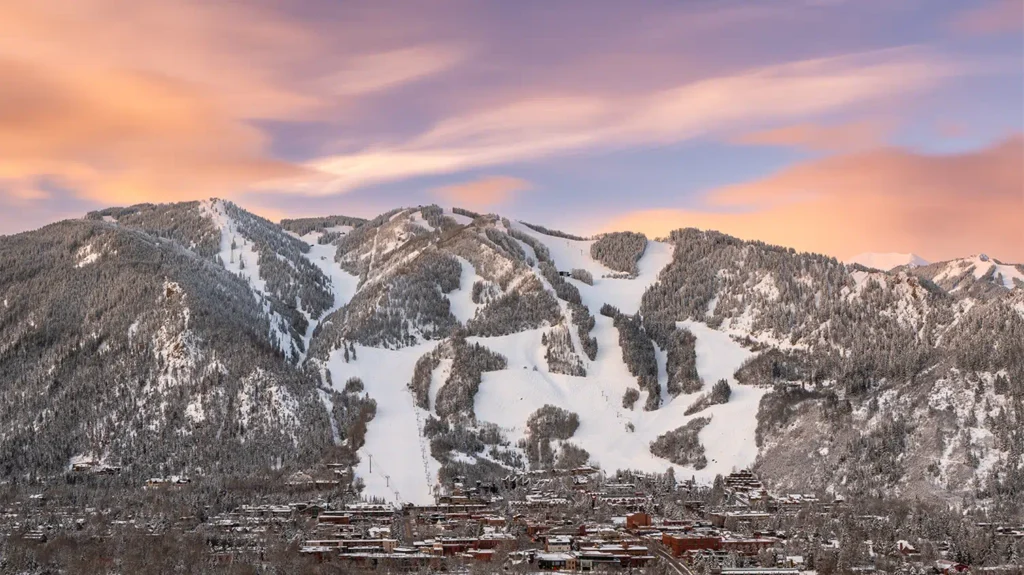 阿斯彭的城鎮山擁有高難度的平整雪道和陡峭的林間滑道,所有滑道均通向阿斯彭市中心,這裡匯聚了本地與國際文化,並擁有熱鬧的滑雪後社交場景。