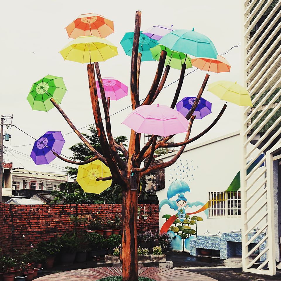 彰化景點必去卡里善之樹（Rainbow House 為愛撐傘​ ）和美鎮社區重建計劃首創了一層樓高的七彩雨傘樹成為彰化打卡景點