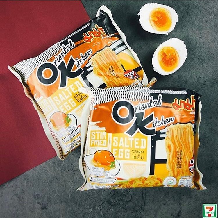 泰國7-11鹹蛋黃炒泡麵 泰國7-11 泰國必買 泰國必吃 泰國便利店7-11必吃美食 泰國超商7-11必喝奶茶