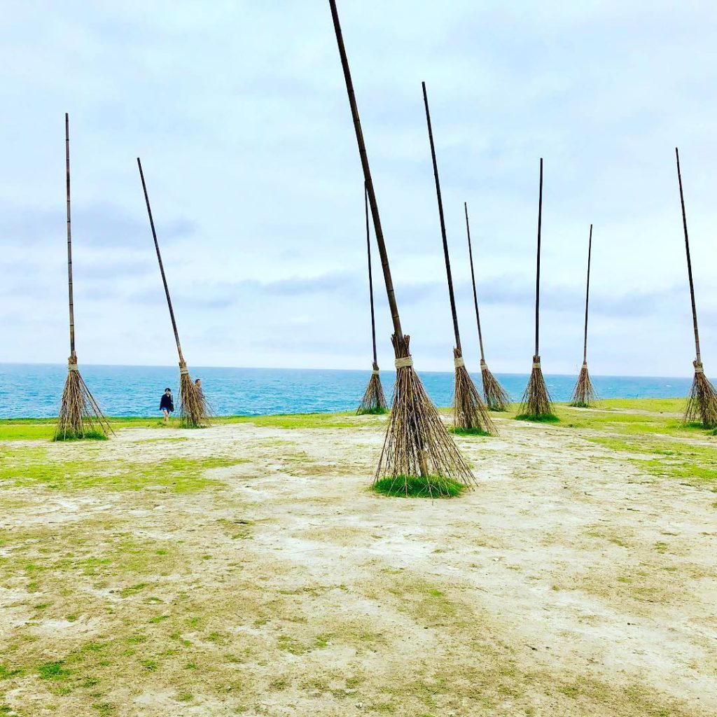 八斗子漁港 八斗子潮境公園遠眺九份山城及海景外，加入裝置藝術，基隆親子景點​​ 基隆景點 基隆行程 基隆自由行 基隆一日遊