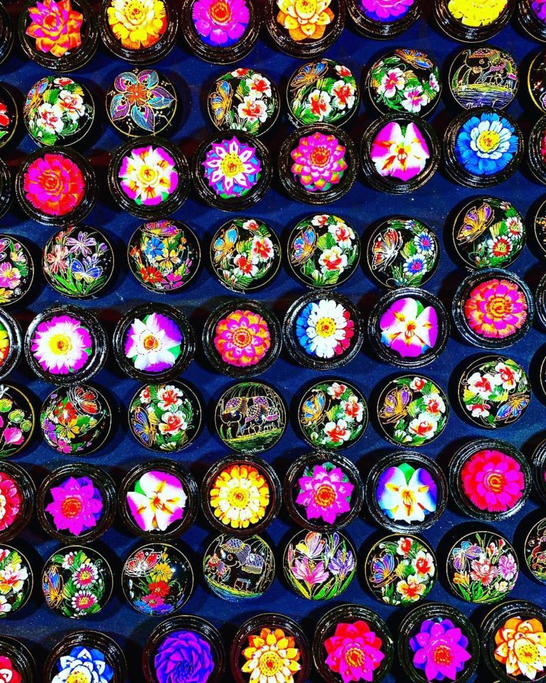 清邁夜市必買推介清邁長康路夜市平日也營業時間包含Anusan Market、Chiang Mai Night Bazaar及Kalare Night Bazaar