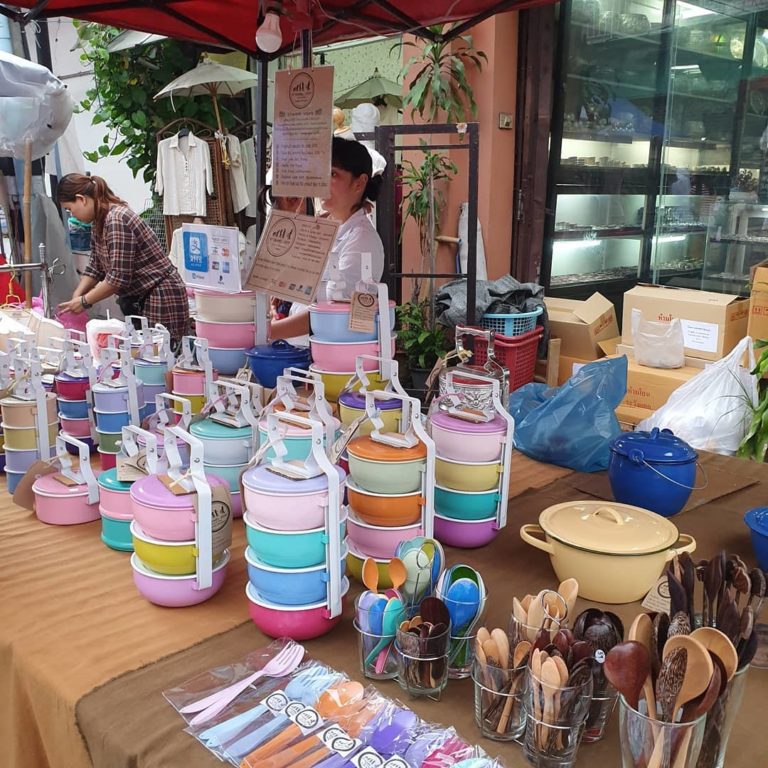 清邁夜市必買推介清邁週六夜市必買的當屬許多文創商品啦！很多星期五夜市有的商品這裡也找得到喔