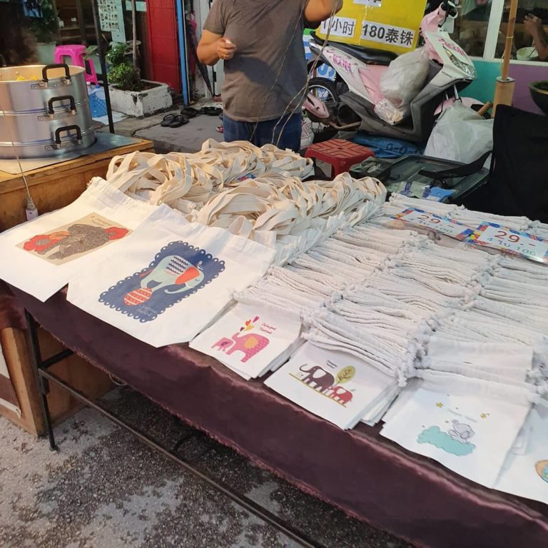 清邁夜市必去清邁週六夜市必食的有許多在地特色美食等著你來品嚐，清邁夜市的營業時間是每周六在清邁古城南門對面的瓦萊路