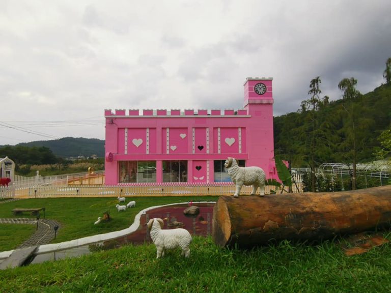 宜蘭哈比人村A.maze兔子迷宮.礁溪浴場是人氣非常高的礁溪打卡景點 還有粉紅城堡等新奇的礁溪景點，等你來體驗！