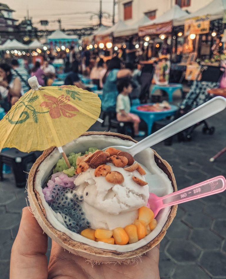 清邁夜市必食推介清邁古城區南門週六夜市白天是市場，晚上是夜市。清邁週六夜市範圍非常大，無論你想找什麼都找得到