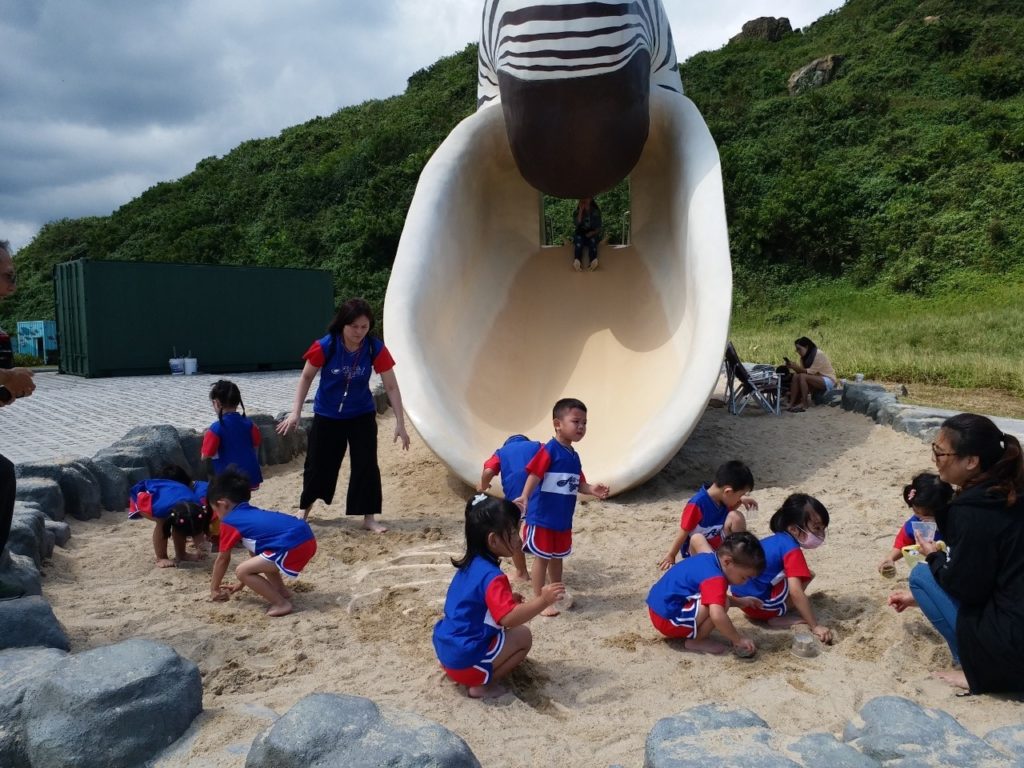 鸚鵡螺溜滑梯 八斗子漁港 八斗子潮境公園遠眺九份山城及海景外，加入裝置藝術，基隆親子景點​​ 基隆景點 基隆行程 基隆自由行 基隆一日遊