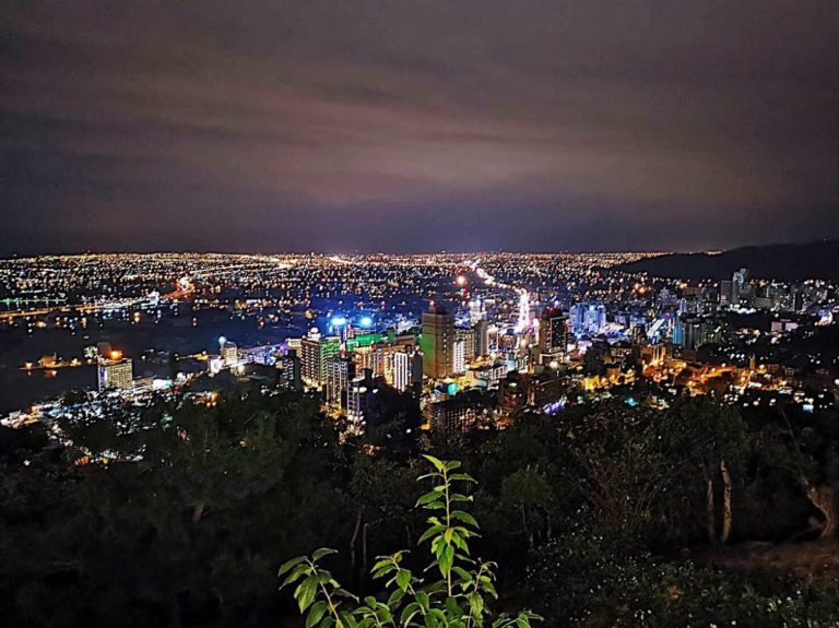 宜蘭礁溪必去景點推薦空ㄟ農場，可以欣賞宜蘭礁溪蘭陽百萬夜景​，位於跑馬古道旁的空ㄟ農場，