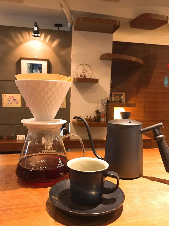 台北貓cafe 台北貓咪咖啡廳 台北咖啡店 台北貓奴 台北貓餐廳 台北貓中途 台北貓領養 台北貓住宿 貓孩在極簡（極簡咖啡館） 師大夜市貓cafe