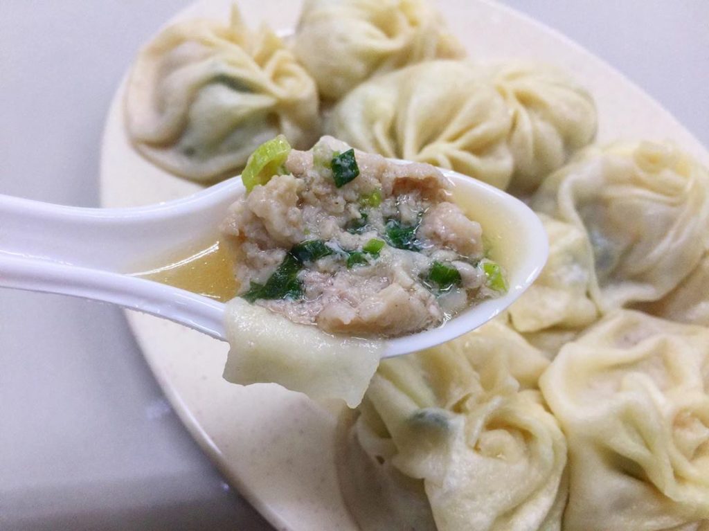 正港宜蘭羅東人才知道的宜蘭美食正常鮮肉小籠湯包以宜蘭三星蔥入餡料，蔥香味搭配肉汁調和在口中化開