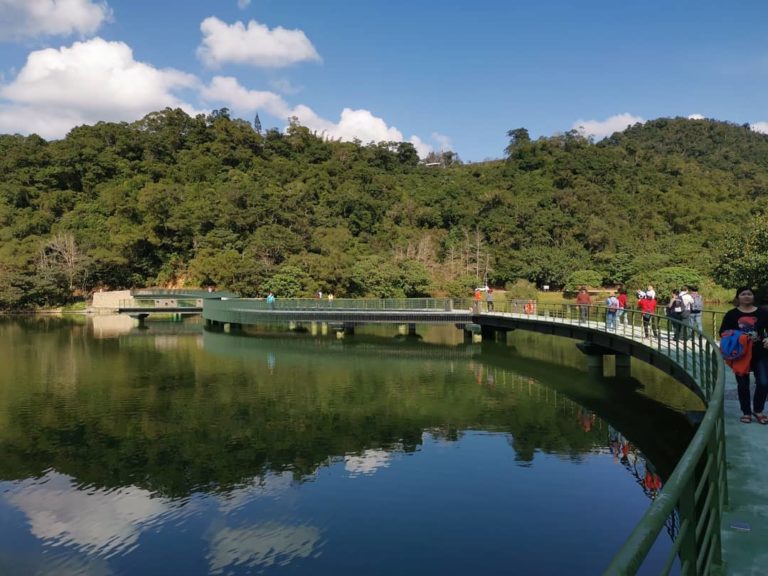 宜蘭礁溪必去景點推薦原名為「大陂湖」的龍潭湖風景區是宜蘭縣五大湖中最大的天然湖泊，是宜蘭親子遊不可錯過的礁溪景點