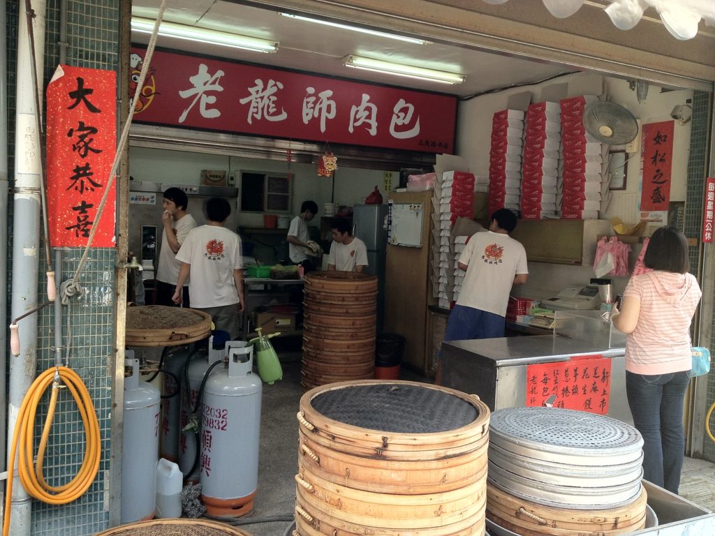鹿港人氣景點鹿港老街附近的老龍師肉包從1999年開始的小店成為無人不知曉鹿港美食，擄獲了鹿港人及旅人的胃