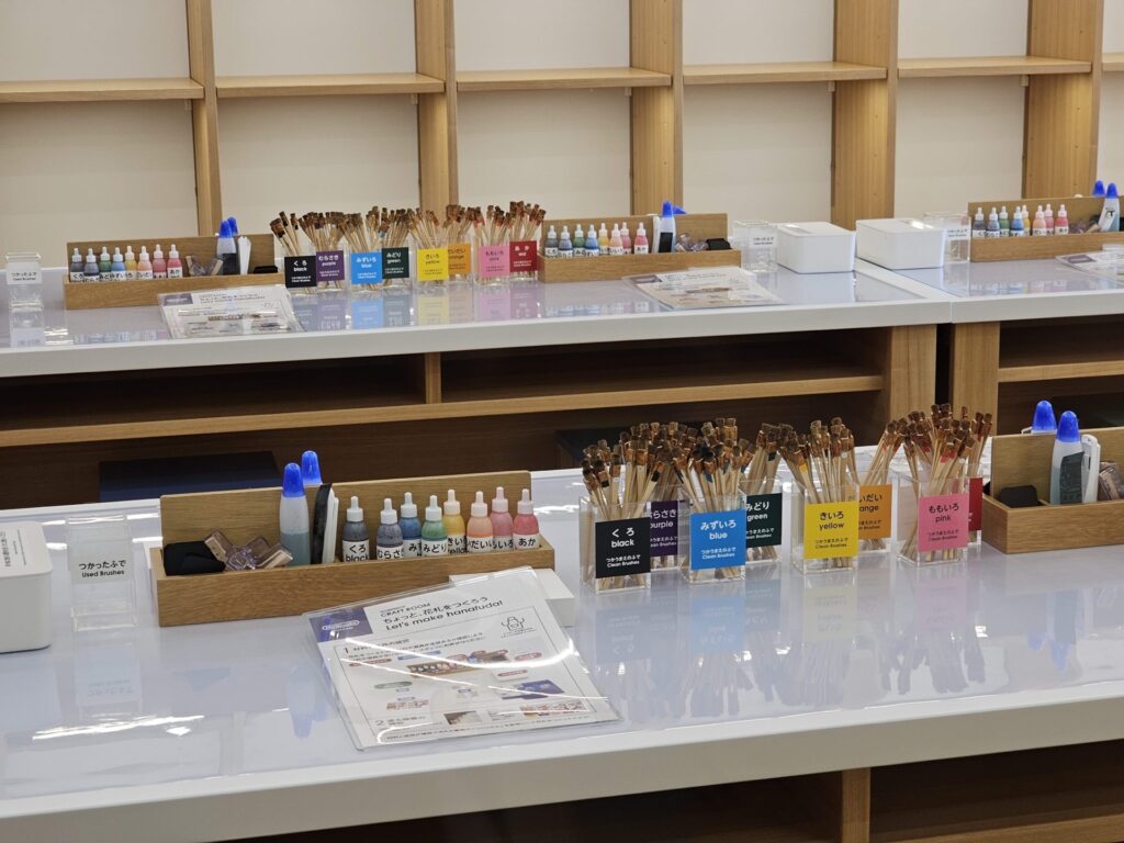 博物館內的花札製作區，遊客可使用套件進行上色和貼膠，創作個性化花札