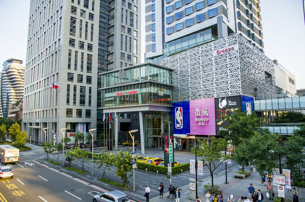 台灣女生在台北買衫必逛台北信義商區百貨林立，可以舒服的購物，用餐時間大多彈性，是購物狂的最佳台北購物勝地
