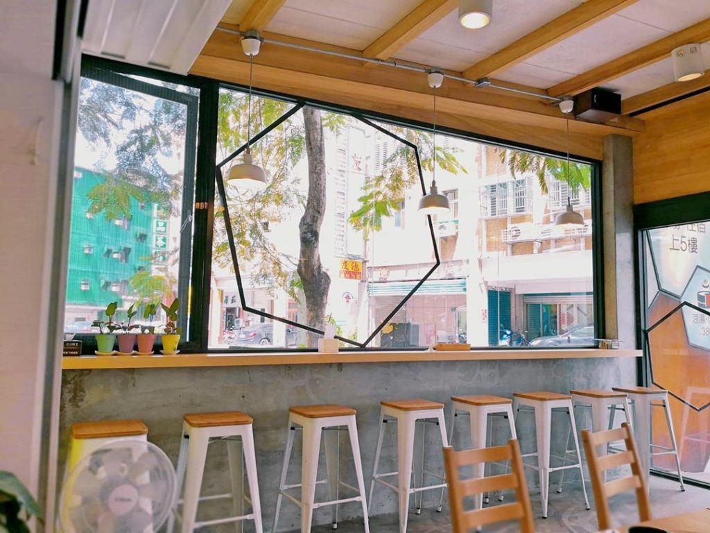 宜蘭礁溪溫泉酒店兆品酒店的食堂設計也是走木工悠閒路線,是文青到宜蘭享受泡溫泉的樂趣的好選擇